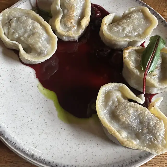 Smażone pierogi z kaczką z ciemnym sosem wiśniowym