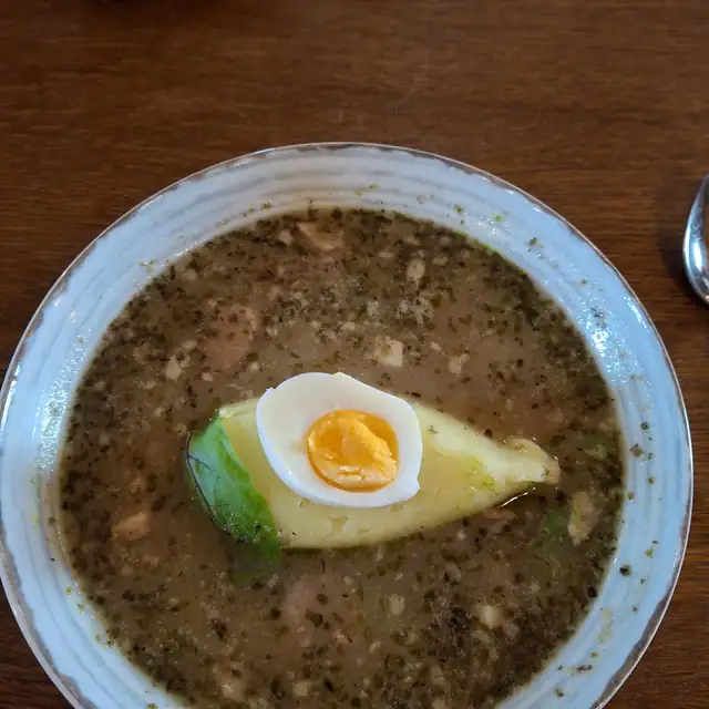 Żur z połówką jajka w ceramicznej misce